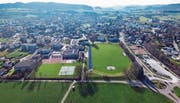 Laut dem Gemeinderat könnten nördlich des Fussballplatzes (vorne rechts) in der Schulanlage Grünau oberirdische Parkplätze entstehen. (Bilder: Olaf Kühne)