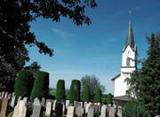 Die katholische Kirche in Bettwiesen mit Friedhof. (Bild: Nana do Carmo)