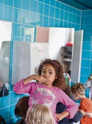 Wer arbeitet und seine Kinder betreuen lässt, zahlt in der Schweiz dafür einen guten Teil seines Lohns. (Bild: ky/Gaëtan Bally)