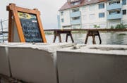 Das Restaurant Schiff in Berlingen mauert gegen das Hochwasser und mixt die passenden Drinks dazu. (Bild: Andrea Stalder)