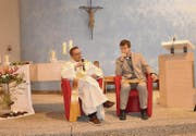 Diakon Stefan Staub im Gespräch mit dem langjährigen Nahostkorrespondenten Roberto Simona zur Lage der Christen im Kriegsgebiet. (Bild: cg)