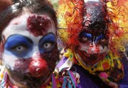 Horror-Clowns wollen mit ihrem Aussehen unschuldige Passanten erschrecken. (Symbolbild) (Bild: FELIPE TRUEBA (EPA))