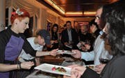 Die Ex-TV-Köchin Meta Hiltebrand zaubert ein Thungericht mit Roter Bete, Pannacotta, Wasabi-Frischkäse und Sprossen. (Bild: Ramona Riedener)