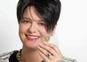Marianne Rapp Ohmann mit einer seltenen Münze, von der nur 30 Exemplare geprägt wurden. (Bilder: PD)