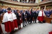 Vor drei Wochen wurden die beiden neuen Nationalräte Hansjörg Brunner (2.v.r.) und Diana Gutjahr (3.v.l.) im Bundeshaus vereidigt. (Bild: Yoshiko Kusano (EQ Images))
