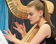 Seline Jetzer liess gekonnt ihre Finger über die Saiten der Harfe schweben, und so ertönte dadurch ein Feuerwerk an Klängen. (Bild: Julia Kaufmann)