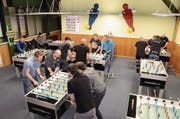«Learning by doing» ist das Motto im Training des Tischfussballvereins Gams. (Bild: Corinne Hanselmann)
