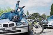 Typischer Unfall: Ein Autofahrer nimmt den E-Bike-Fahrer zu spät wahr. (Bild: Jean-Christophe Bott / Keystone)