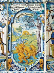Wenn Löwen kämpfen, schaut der schlaue Fuchs zu: Die Ofenkachel von 1698 beschreibt die Neutralität. (Bild: Schweizerisches Nationalmuseum)