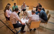 In Gruppen diskutierten die Lehrerinnen und Lehrer die aufgeworfenen Themen. (Bild: Benjamin Manser)