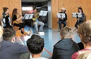 Lehrerin und Querflötistin Julia Stocker (links) musiziert mit dem Driftwood-Ensemble. (Bild: PD)