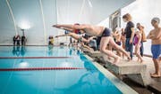 Sprung ins Wasser: Ab nächster Woche ist Winterbetrieb im Romanshorner Seebad. (Bild: Reto Martin (10. Dezember b2016))