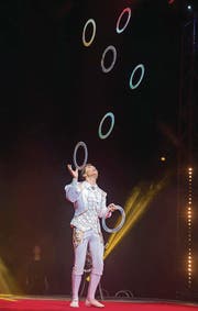 Jongleur David Larible jun. lässt die Ringe fliegen.