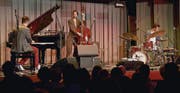 Jazzfestival: Zum Auftakt in der Aula der Kantonsschule Frauenfeld spielte das Trio rusconi mit Stefan Rusconi, piano, Fabian Gisler, bass, Claudio Strüby, drums. (Bild: Stefan Beusch)