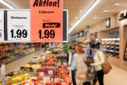 Erdbeeren aus Spanien haben wieder die Regale in Schweizer Supermärkten erobert. (Bild: CHRISTIAN BEUTLER (KEYSTONE))