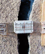 Rissplaketten zeigen Veränderungen an den Rissen von Gruft und Kirche an (Bild: Arcangelo Balsamo)