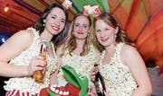 Rahel Wälti, Karin Neff und Andrea Mauch servieren in der Fasnachtsbar (Bild: Rudolf Steiner)