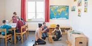 Ein Puzzle zusammensetzen oder Holzstücke türmen und vieles mehr: Angestellte von Kindertagesstätten sorgen für ein abwechslungsreiches Rahmenprogramm. (Bild: Urs Bucher)