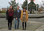 Linda Thoma, Jermyn Dörig und Michelle Pema (von links) sind für den Ostschweizer Kurzfilmwettbewerb nominiert. (Bild: Miranda Diggelmann)