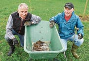 Kandid Unternährer und Hubert Aggeler zeigen einen Teil ihres Sammelergebnisses. (Bild: Yvonne Aldrovandi-Schläpfer)