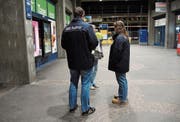 Die Bahnhofpaten im Gespräch mit einer Passantin. Die beiden sind dank ihrer «RailFair»-Weste gut zu erkennen. (Bild: Mengia Albertin)