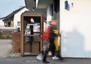 Immer mehr Personen laufen an den letzten noch verbliebenen Publifonkabinen vorbei und benutzen anstelle derer ihr Mobiltelefon. (Bild: Manuel Nagel)