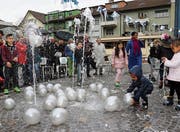 Am Samstag ist der neue Trischliplatz eingeweiht worden. Den Kindern zumindest gefällt er. (Bild: Res Lerch)