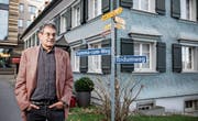 Dieter Hall hat auf dem Campus der Kantonsschule Trogen zwölf besondere Wegweiser angebracht. (Bild: Mareycke Frehner)