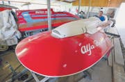 In einer der verstreuten Einstellhallen sitzt Sammler und Restaurator Peter Hürlimann im Cockpit eines Alfa-Romeo-Hydroplan-Rennbootes. (Bild: Max Eichenberger)