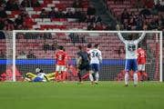 Dimitri Oberlin macht mit dem 2:0 alles klar für den FC Basel. (Bild: MIGUEL A. LOPES (EPA LUSA))