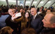 Ein Selfie mit dem Landesvater: Bundesrat Alain Berset posiert mit einer Besucherin im Pfalzkeller. (Bild: Ralph Ribi)