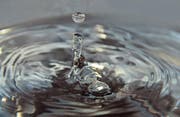 Schweizerinnen und Schweizer sind stolz auf ihr reines Trinkwasser – und wollen das auch bleiben. (Bild: Anthony Sejourne/Getty)