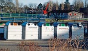 Liegen keine 200 Meter auseinander: Die Glassammelstellen Sportplatzstrasse (vorne) und Egelmoosstrasse (mit Pfeil markiert). (Bild: pd)