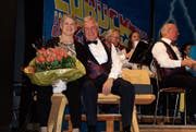Vreni und Heinz Felix auf der neuen Gartenbank, die sie immer an die schöne Zeit mit der Bürgermusik erinnern wird. (Bild: Vroni Krucker)