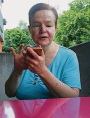Gabriela Schürch kennt sich mit Smartphones und Co. bestens aus. (Bild: Ursula Ammann)