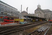Auf den Fahrplanwechsel im Dezember werden Gaiser- und Trogenerbähnli im Gaiserbahnhof in St.Gallen zusammengehängt. Dafür sind noch bauliche Massnahmen nötig. Auf dem alten Gleisfeld rechts des Bahnhofsgebäudes entstehen Abstellplätze für Autos und Zweiräder. (Bild: David Gadze - 17. Dezember 2017)