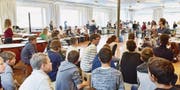Beim Abschlusskonzert im Saal der Musikschule spielen alle Märstetter Sekundarschüler zusammen auf Cajons, Kesselpauken, Trommeln und Xylophonen. (Bild: Mario Testa)