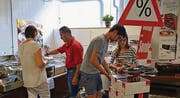 Kunden machen sich im Spring-Fabrikladen auf Schnäppchenjagd. (Bild: Christoph Heer)