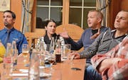 Kabarettist Simon Enzler fasst zusammen: Letztlich gehe es um die Frage, ob man sich eine Traglufthalle leisten wolle. (Bild: rf)