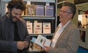 Der Verleger Rico Bilger mit seinem argentinischen Autor Hernan Ronsino. (Bild: Hansruedi Kugler)