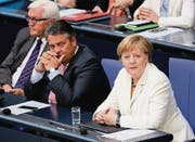 Kein Bild der Harmonie. Aussenminister Steinmeier, Vizekanzler Gabriel (SPD) und Kanzlerin Merkel (CDU). (Bild: epa/Kay Nietfeld)