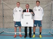 Christian Hildebrand (Mitte) nimmt den Trainingsanzug des Clubs von Philipp Ziehler und Clubpräsident Marco Tschirky entgegen. (Bild: PD)