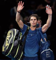 Ein enttäuschter Rafael Nadal verabschiedet sich vom Londoner Publikum. (Bild: Kirsty Wigglesworth/AP)