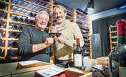Inhaber Erich «Bisi» Bissegger und Markus Ritzinger von der 2B-Visions AG stossen im Pianobar-Weinkeller aufs Jubiläum an. (Bild: Andrea Stalder)