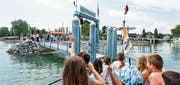 Schiff ahoi! Über 100 Güttingerinnen und Güttinger erwarten die erste Ankunft eines Passagierschiffes am neuen Steg. (Bild: Donato Caspari)
