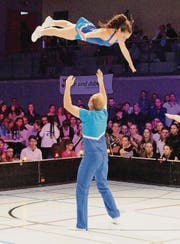 Vivian Nietlisbach und Andreas Stäheli zeigen den Todessturz. (Bild: pd)