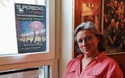 Marianne Achberger, die Wirtin des «Toggenburg», freut sich auf den Super Bowl. (Bild: Arcangelo Balsamo)