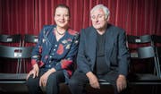 Ihr Lieblingsplatz bleibt die Bühne: Regine Weingart und Arnim Halter spielen fürs Jubiläumsfoto einmal Publikum. (Bilder: Urs Bucher)