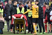 Pa Modou musste nach dem Zusammenstoss auf einer Bahre abtransportiert werden. (Bild: PETER SCHNEIDER (KEYSTONE))