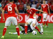 Granit Xhaka (rechts) musste sein Trikot gegen Frankreich gleich zweimal auswechseln. (Bild: Keystone)